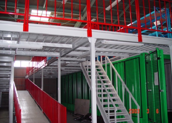 Lo scaffale multi livello di Mezzanie di stoccaggio del magazzino, carica la capacità 300 - 1000kg