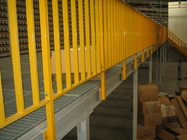 Il sottotetto della struttura d'acciaio del magazzino tormenta il multi pavimento di mezzanino livellato della piattaforma delle scale